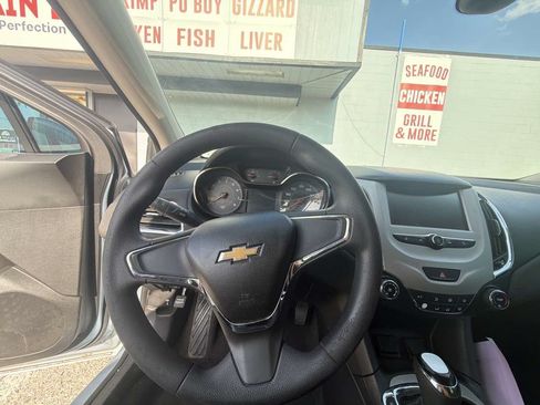 Used 2017 Chevrolet Cruze LS FWD image 6