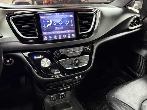 Used 2019 Chrysler Pacifica Touring-L Plus w/ Advanced Safetytec Group FWD image 18