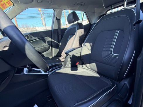 Used 2023 Hyundai Venue Limited image 9