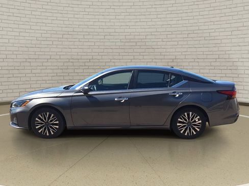 Used 2025 Nissan Altima 2.5 SV FWD image 8