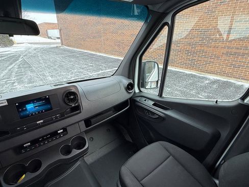 Used 2024 Mercedes-Benz Sprinter 2500 image 18