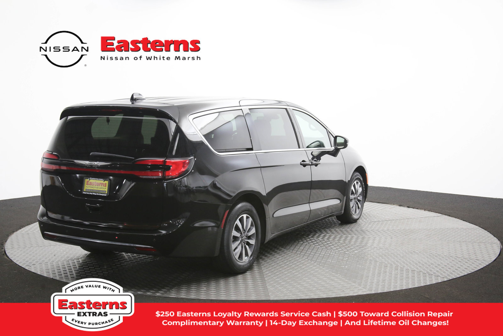 Used 2023 Chrysler Pacifica Touring-L FWD image 44