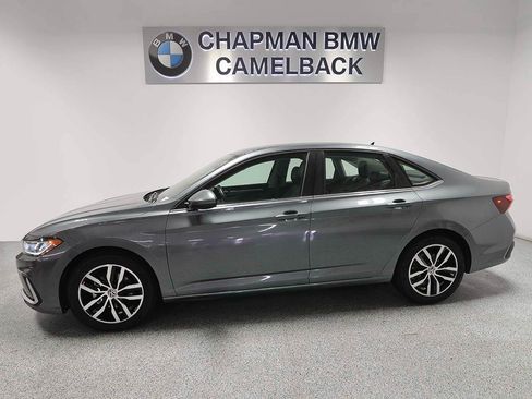 Used 2025 Volkswagen Jetta SE FWD image 3