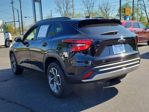 Used 2024 Chevrolet Trax LT w/ LT Convenience Package FWD image 3