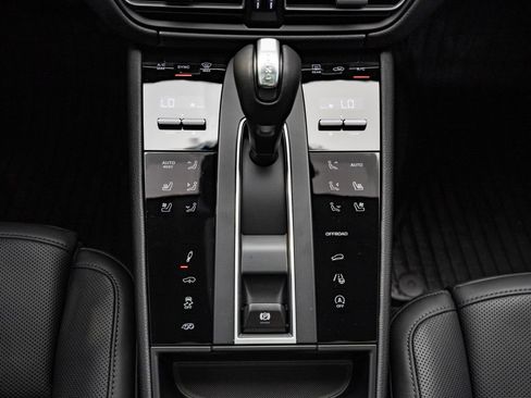 Certified 2026 Porsche Macan GTS AWD/4WD image 38