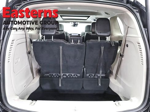 Used 2023 Chrysler Pacifica Limited FWD image 9