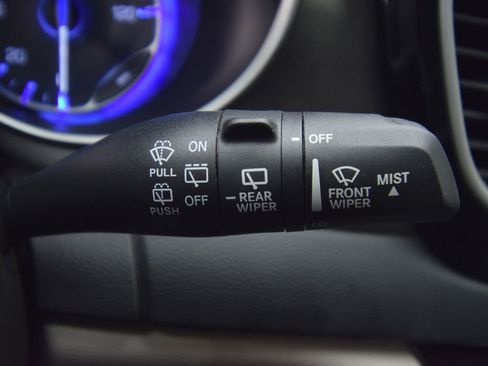 Used 2023 Chrysler Pacifica Touring-L image 34