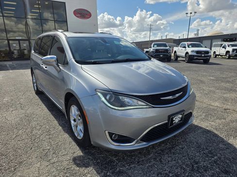 Used 2019 Chrysler Pacifica Limited FWD image 1