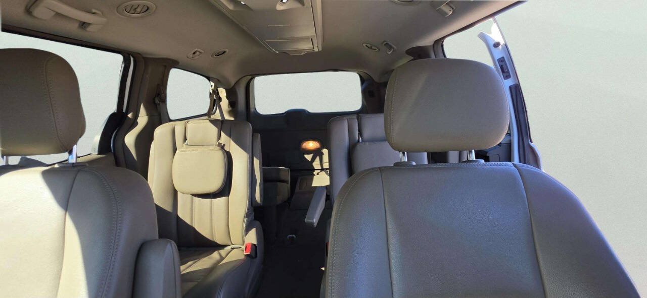 Used 2016 Chrysler Town & Country Touring FWD image 8