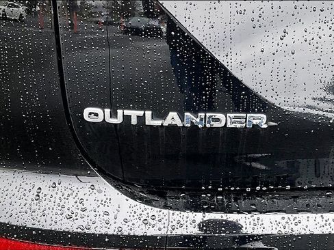 Used 2022 Mitsubishi Outlander ES image 3