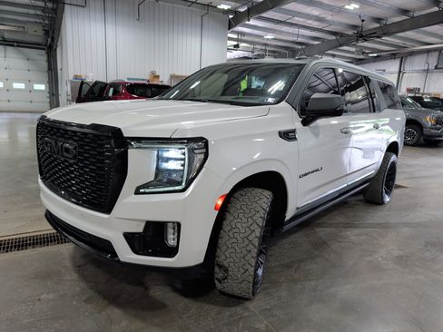 Used 2022 GMC Yukon XL Denali w/ Denali Ultimate Package AWD/4WD image 6