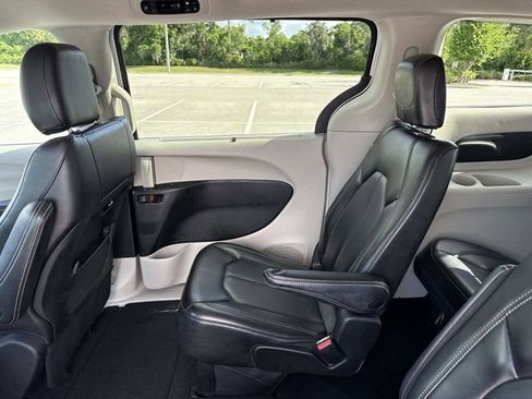 Used 2023 Chrysler Pacifica Touring-L FWD image 13