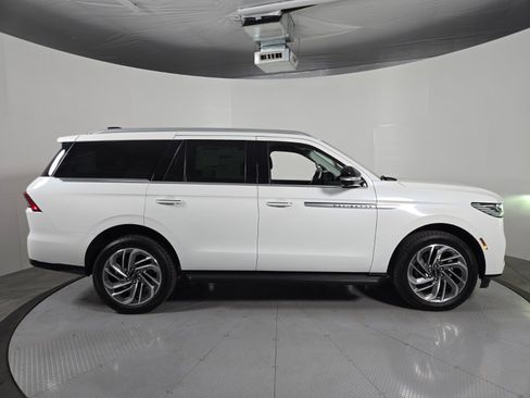 New 2026 Lincoln Navigator Premiere AWD/4WD image 3