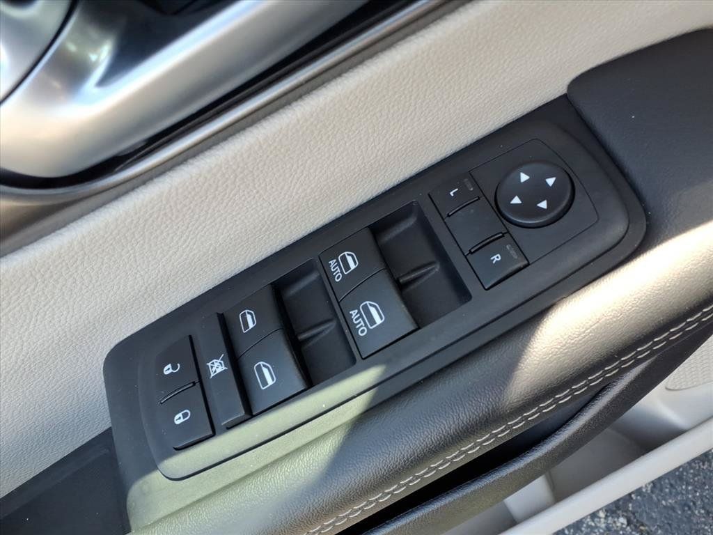 Used 2024 Chrysler Pacifica Touring-L FWD image 16