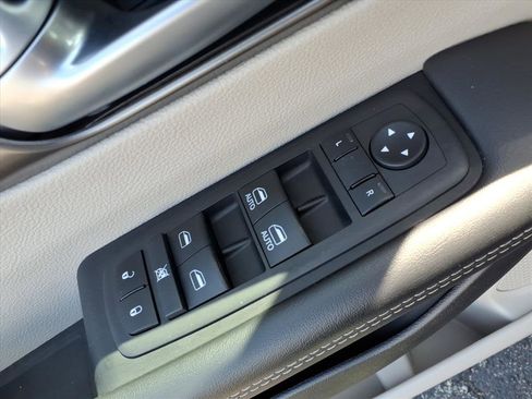 Used 2024 Chrysler Pacifica Touring-L FWD image 16