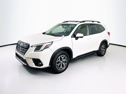 Used 2023 Subaru Forester Premium image 3