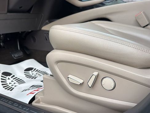 Used 2022 Lincoln Nautilus FWD w/ Premium Package image 10