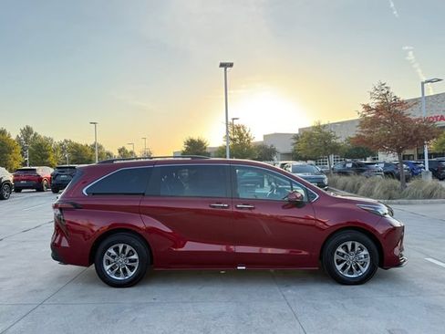 Used 2026 Toyota Sienna XLE FWD image 7