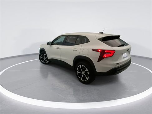 Used 2025 Chevrolet Trax RS image 2