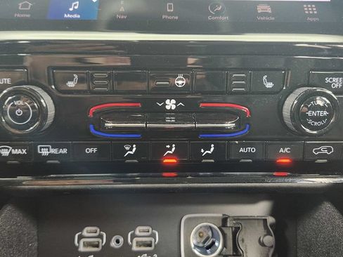 Used 2022 Jeep Grand Cherokee Limited AWD/4WD image 29