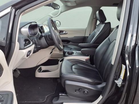 Used 2024 Chrysler Pacifica Touring-L FWD image 14