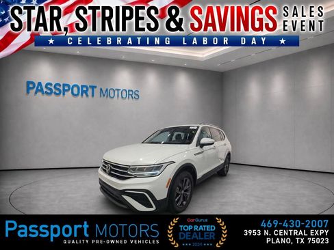 Used 2023 Volkswagen Tiguan SE w/ Panoramic Sunroof Package FWD image 3