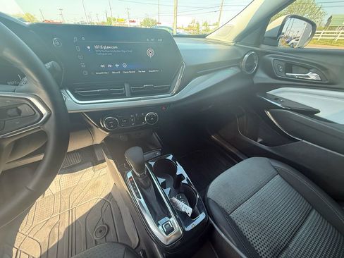 Used 2025 Chevrolet Trax LT w/ Sunroof Package image 15