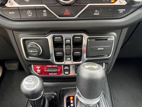 Used 2024 Jeep Wrangler Unlimited Rubicon AWD/4WD image 16