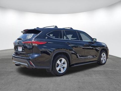 Used 2021 Toyota Highlander LE AWD/4WD image 4