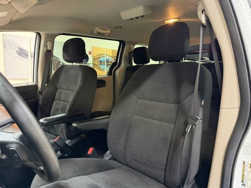 Used 2019 Dodge Grand Caravan SE FWD image 36
