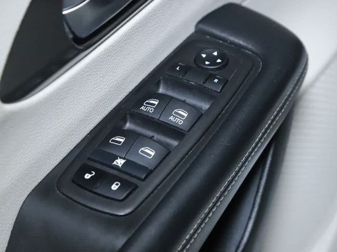 Used 2023 Chrysler Pacifica Touring-L FWD image 16