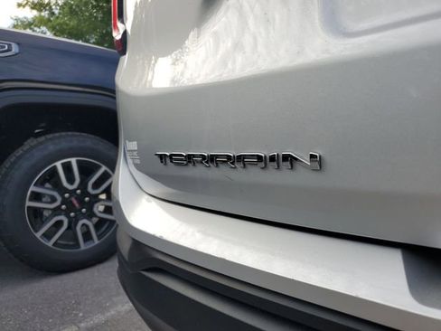 Used 2022 GMC Terrain SLE w/ Driver Convenience Package image 7