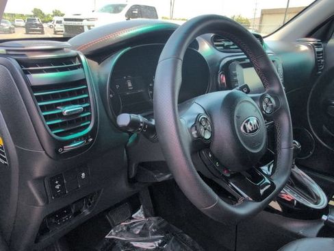 Used 2018 Kia Soul ! FWD image 11
