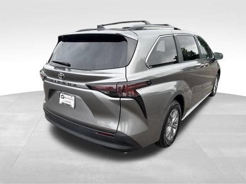 Used 2026 Toyota Sienna LE FWD image 5