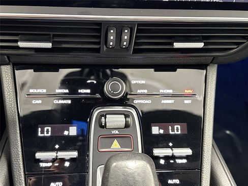 Used 2022 Porsche Cayenne Platinum Edition image 17