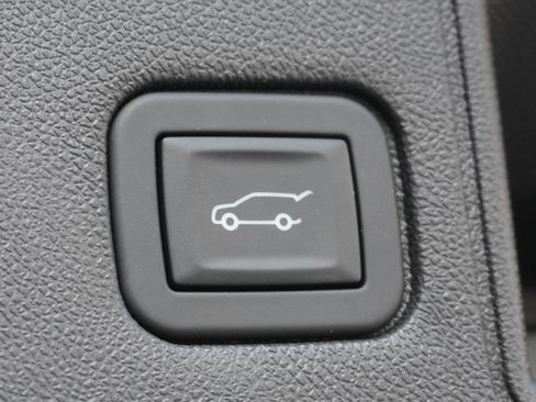 Used 2024 GMC Terrain SLE w/ Driver Convenience Package image 33