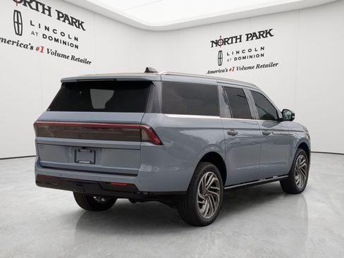 New 2026 Lincoln Navigator L Reserve AWD/4WD image 3