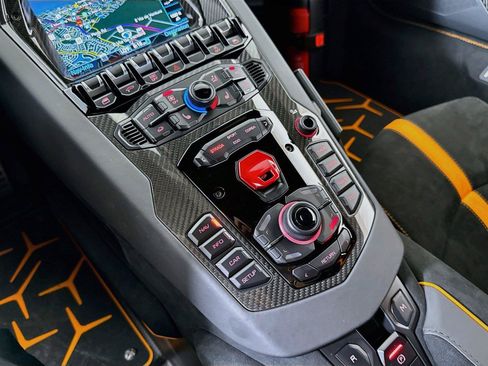 Used 2020 Lamborghini Aventador SVJ AWD/4WD image 21