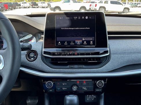 Used 2025 Jeep Compass Latitude image 23