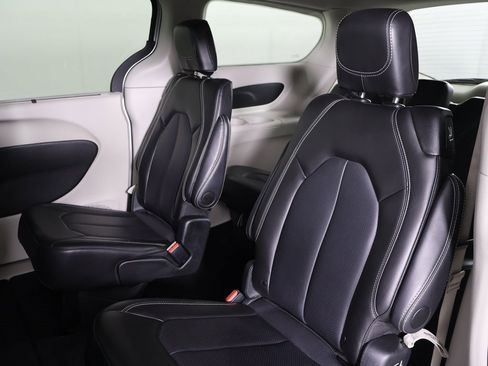 Used 2024 Chrysler Pacifica Touring-L image 28