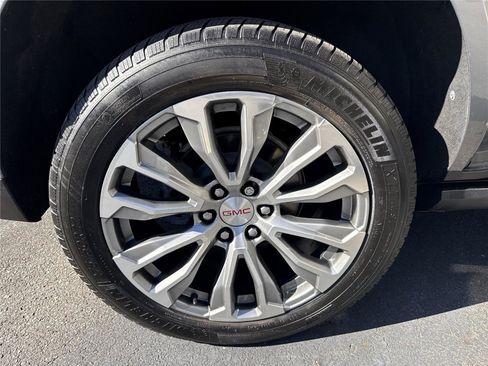 Used 2022 GMC Yukon Denali w/ Advanced Technology Package image 25