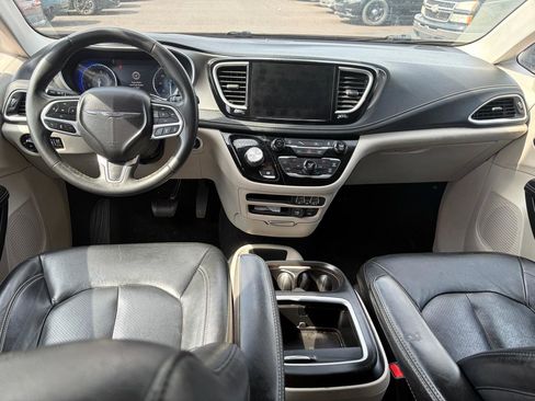 Used 2022 Chrysler Pacifica Touring-L FWD image 17