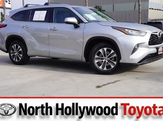 Used 2020 Toyota Highlander XLE FWD video 1