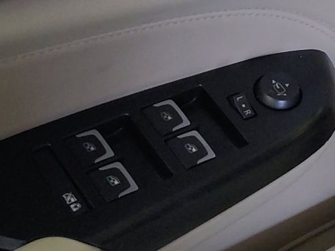 Used 2015 Cadillac SRX Luxury image 27