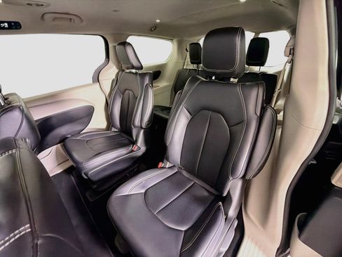 Used 2023 Chrysler Pacifica Touring-L FWD image 28