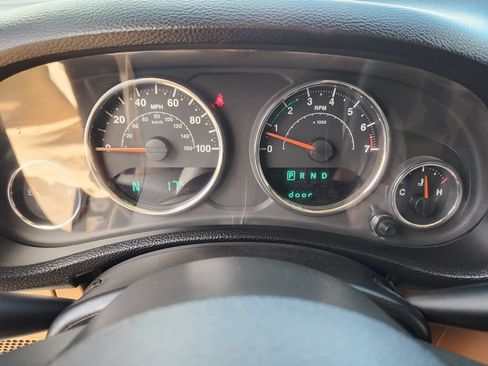 Used 2013 Jeep Wrangler Unlimited Sahara AWD/4WD image 15