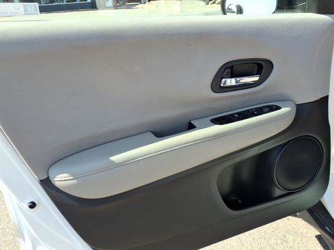 Used 2018 Honda HR-V LX image 9