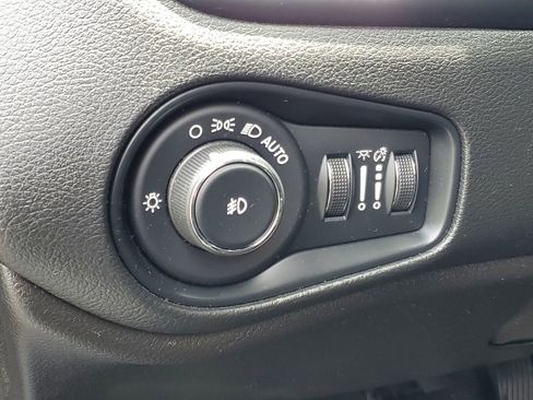 Used 2019 Jeep Renegade Latitude w/ Cold Weather Group AWD/4WD image 11
