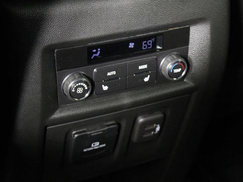Used 2023 Chevrolet Traverse High Country FWD image 23