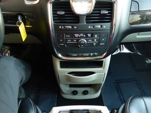 Used 2014 Chrysler Town & Country Touring image 31
